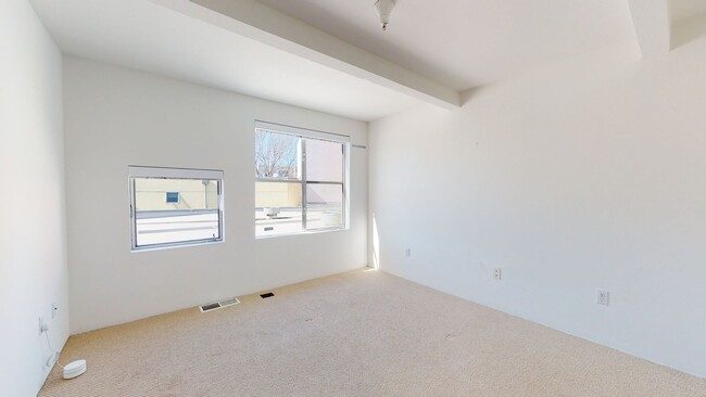 Building Photo - Amazing Oliver Loft in Emeryville!