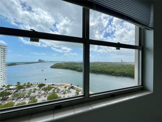Building Photo - 400 Kings Point Dr