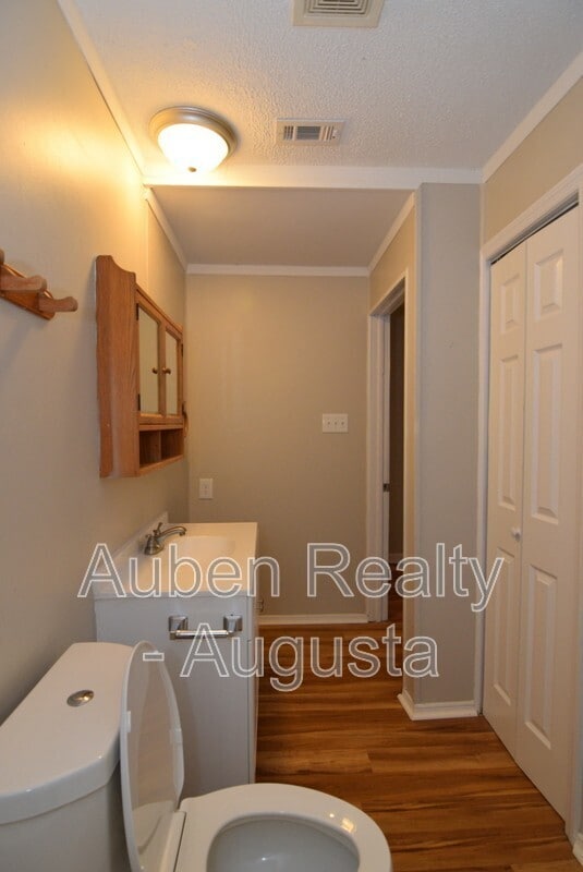 Building Photo - 1928 Wylie Dr