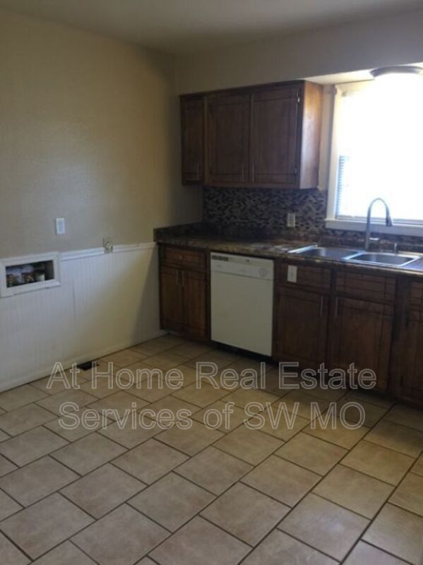 Building Photo - 2810 W College St