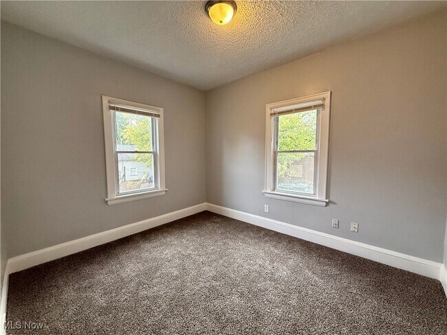 Building Photo - 810 Thayer St