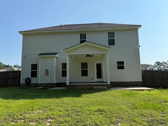 Building Photo - Stunning 4 Bed, 2.5 Bath Home in Cameron