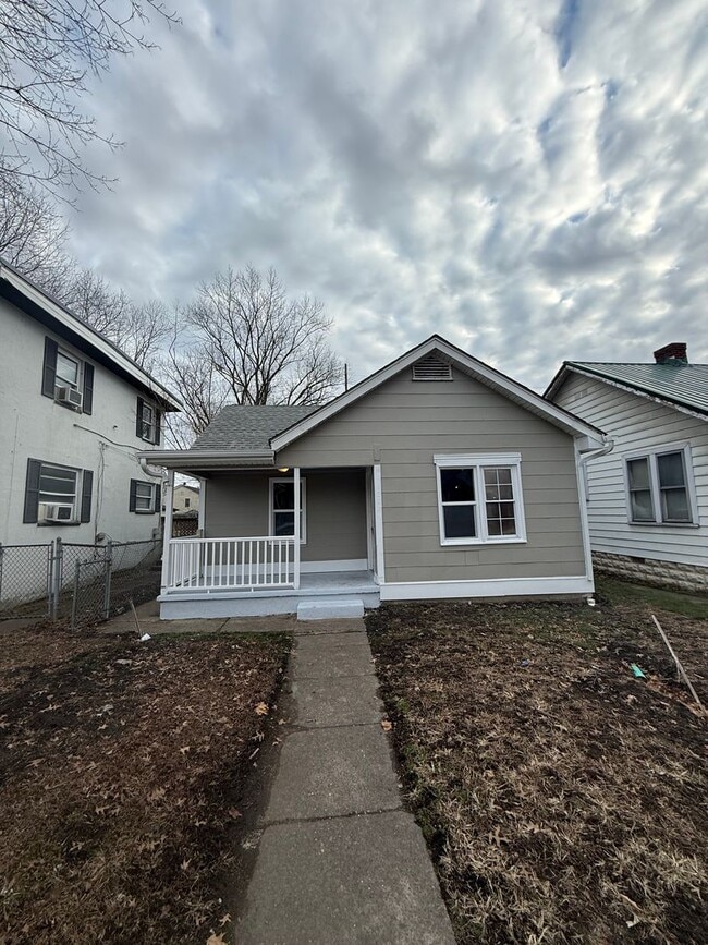 Building Photo - 204 10th Ave