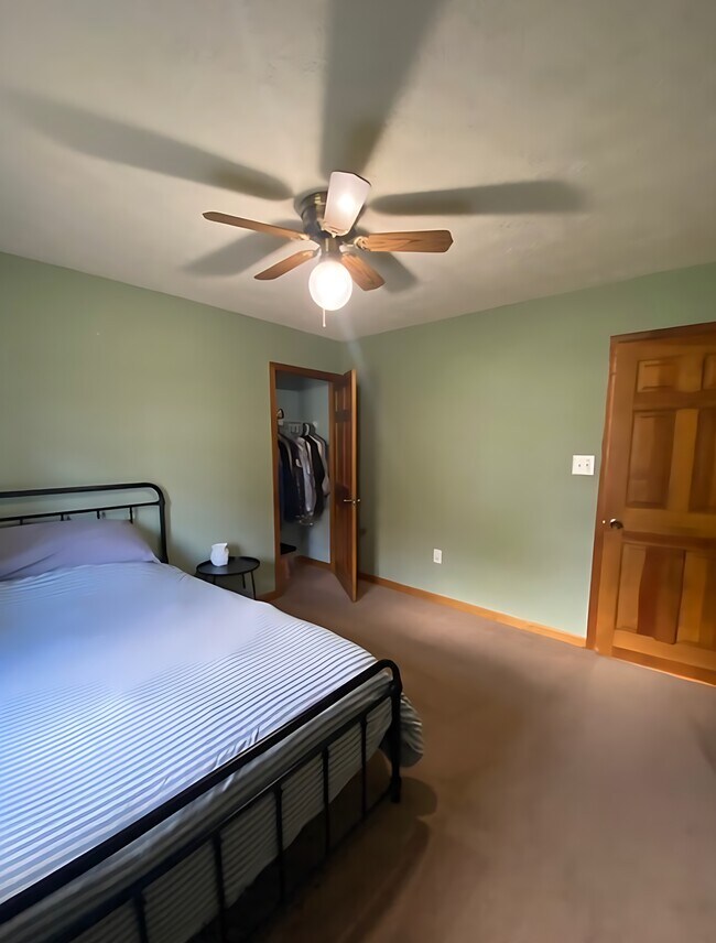 Building Photo - 8624 Valley Dr