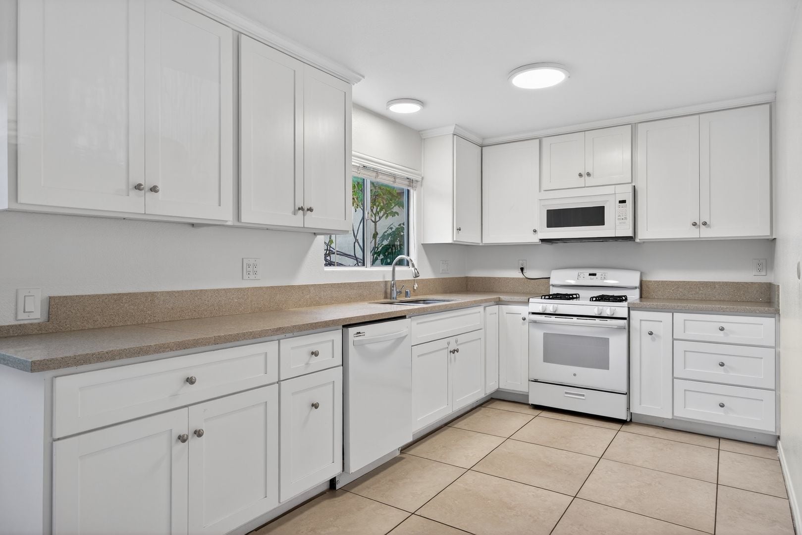 Building Photo - 2884 La Salle Ave