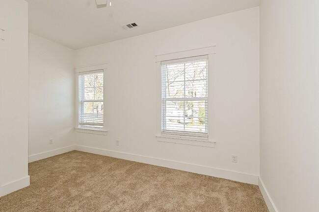 Building Photo - Beautiful Home For Rent near the Universit...