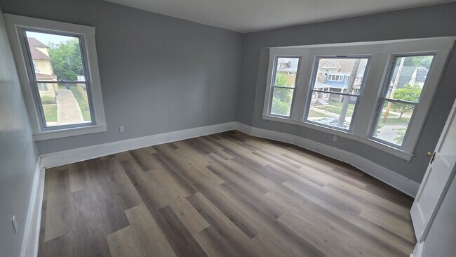 Building Photo - Exquisite 4 bed 3 bath with Air Conditioning