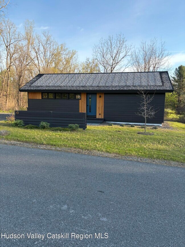 Building Photo - 13 Regal Rd