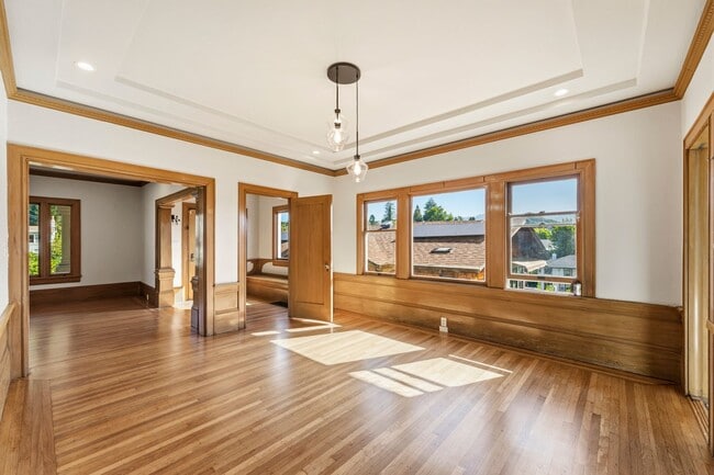Building Photo - Classic 3bed/2bath Home Near Lake Merritt with Fresh Updates
