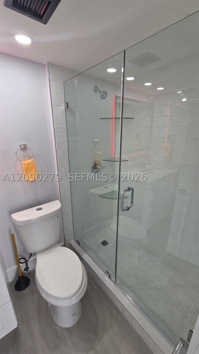 Building Photo - 1440 Brickell Bay Dr
