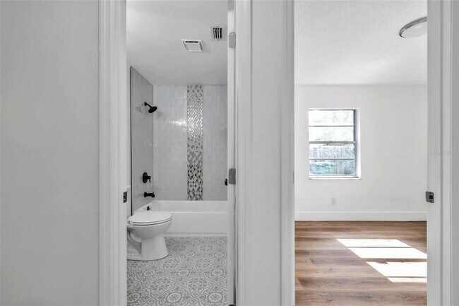 Building Photo - 304 W Idlewild Ave