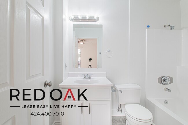 Building Photo - 10133 Pinewood Ave