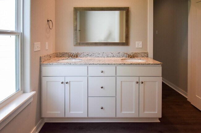 Building Photo - 4BR/2BA Farmington Home!