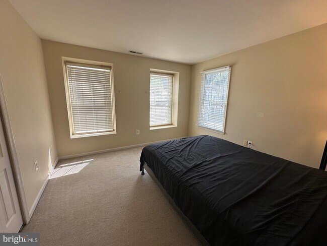 Building Photo - 28405 Pinehurst Cir