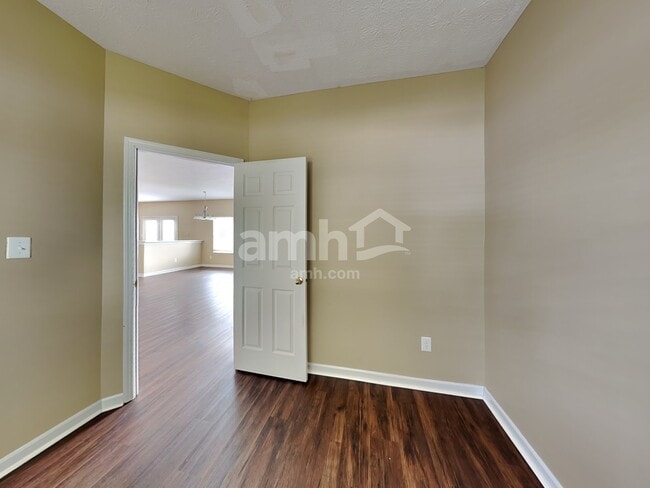 Building Photo - 6889 N Karnes Dr