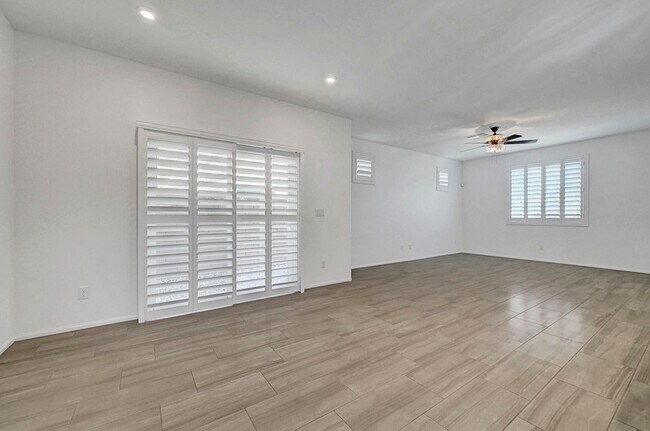 Building Photo - Stunning 3 Bedroom in Skye Canyon Master P...