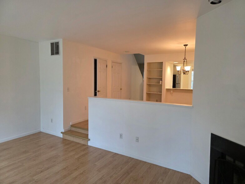 Building Photo - 131 Freedom Ct