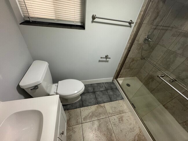 Building Photo - 6438 N Fairfield Ave