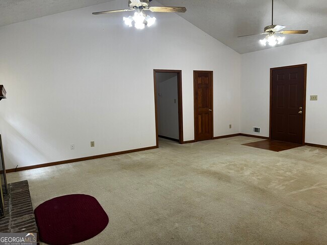 Building Photo - 380 Hidden Valley Dr SE