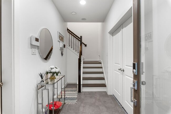 Building Photo - 1925 Shearn St