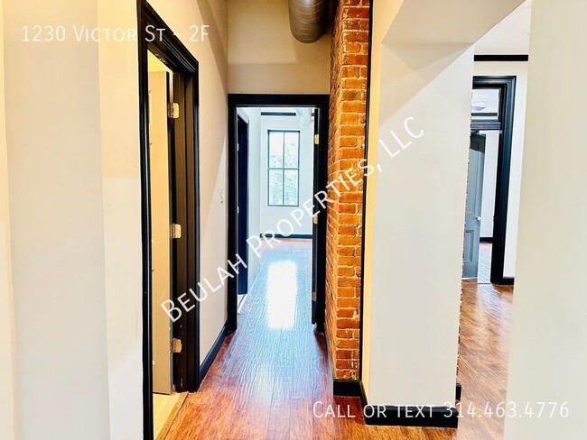 Building Photo - Newly Renovated 2BD/2BA in Walkable Soulard