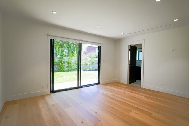Building Photo - 1800 Oriole Dr