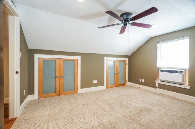 Building Photo - Updated 3-Bedroom 2-Bath Home - Garage- Bonus Space- Fully Fenced-in Yard- Pet Friendly!