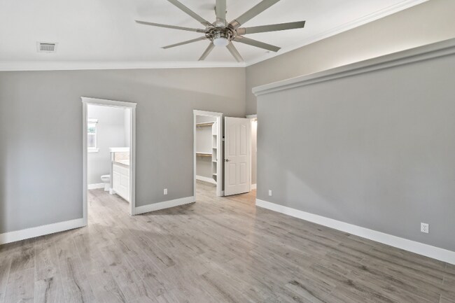 Building Photo - 3451 Woodbury Dr