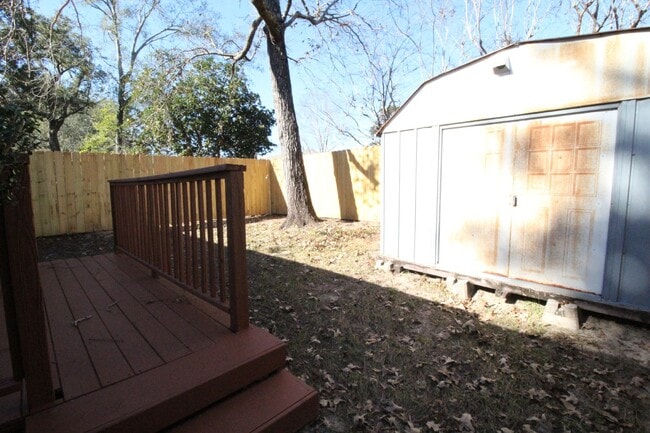 Building Photo - Charming End-Unit Townhome in Northeast Pensacola with Wood-Look Flooring, Updated Kitchen, Fence...