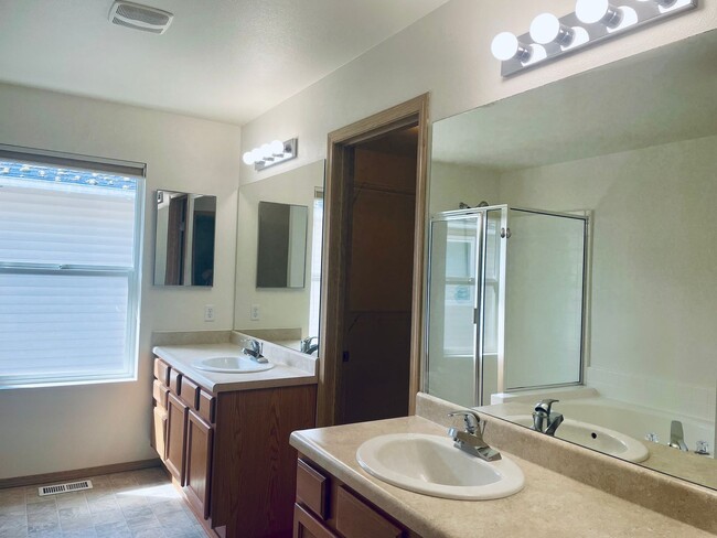 Building Photo - Delightful DuPont 3 Bedroom Home