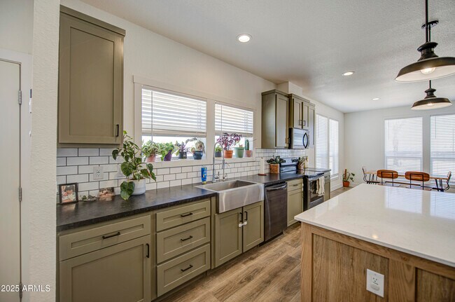 Building Photo - 4057 SOLAR St