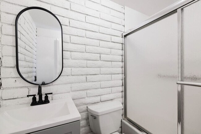 Building Photo - 828 Black Dr