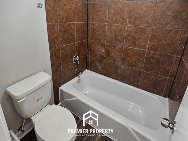 Building Photo - Newly Renovated 5BR Home with 2,334 Sq Ft, Fireplace & Fenced Yard in Memphis