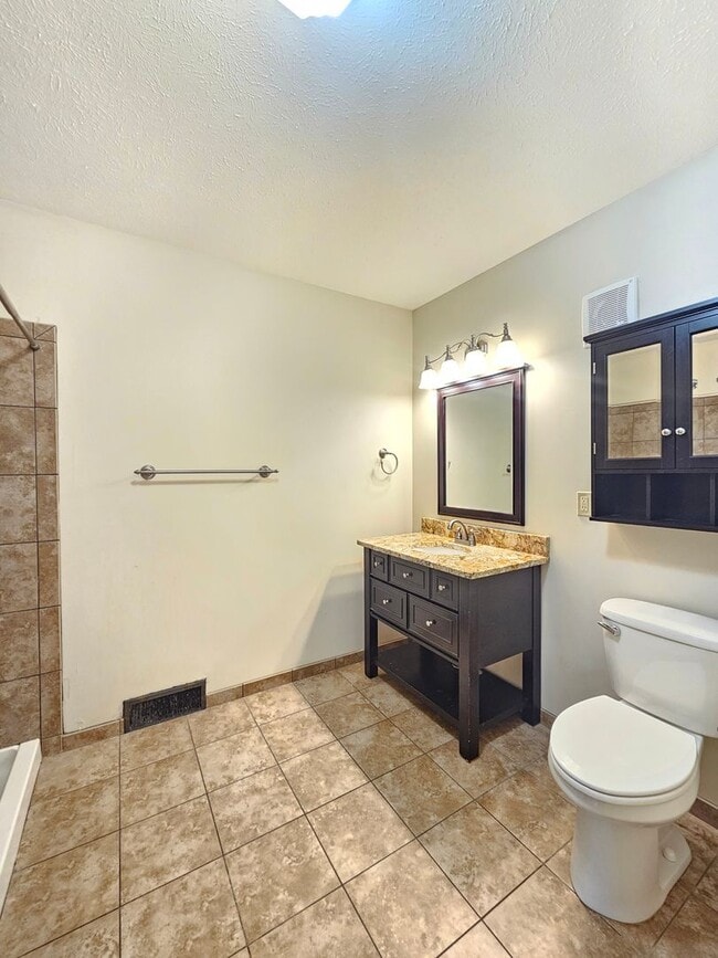 Building Photo - $2,100 - 3 Bed / 2 Bath Charming Home by G...