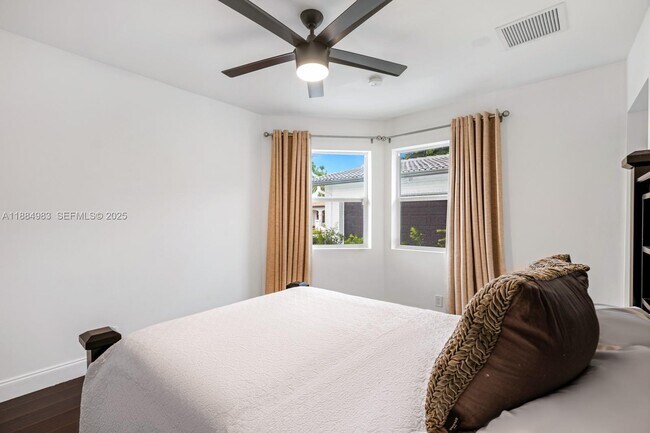 Building Photo - 2830 NE 56th Ct