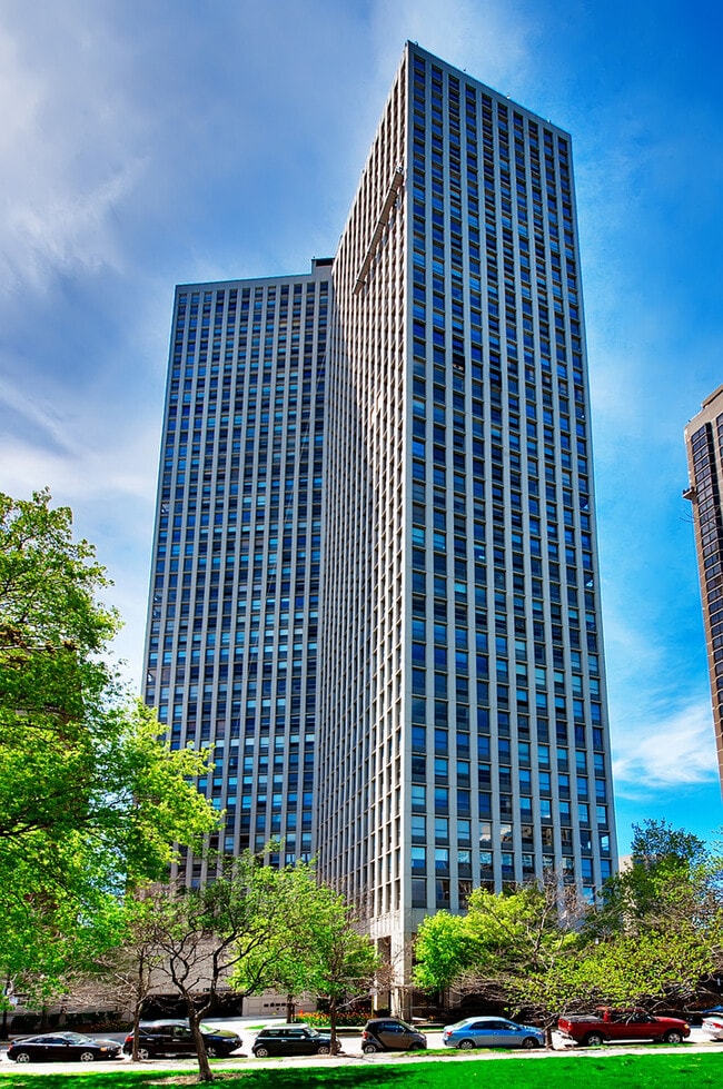 Building Photo - 2626 N Lakeview Ave