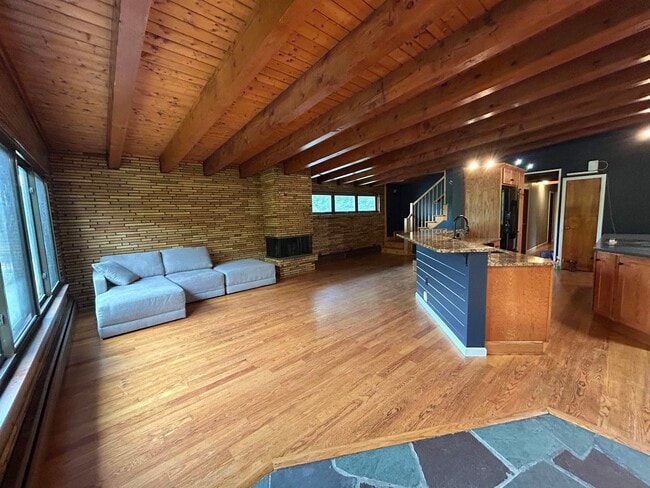 Building Photo - 2021 River Rd
