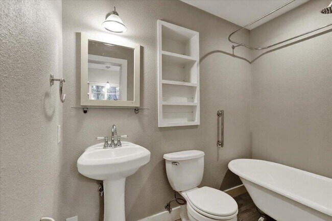Building Photo - 301 Woodpecker Ln