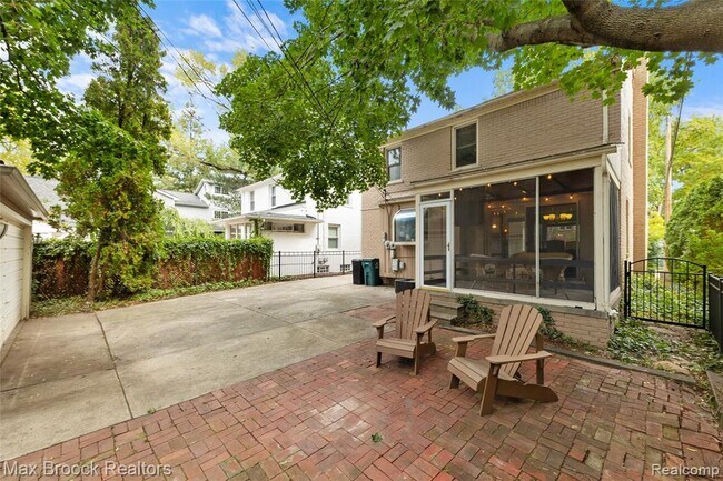 Building Photo - 758 Chester St