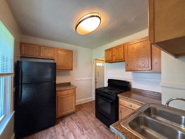 Building Photo - Charming 2+ Bedroom Single Family on a gre...