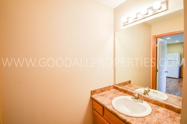 Building Photo - 2 Bedroom, 2 1/2 Bath Townhome in Urbandale with attached Garage!!!