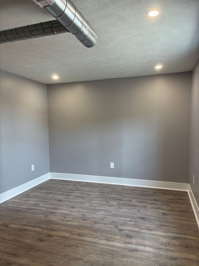 Building Photo - 352-354 Ermine Way