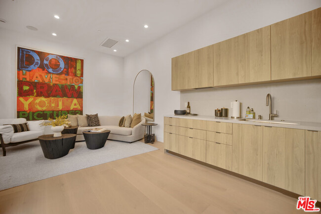 Building Photo - 4433 Kraft Ave