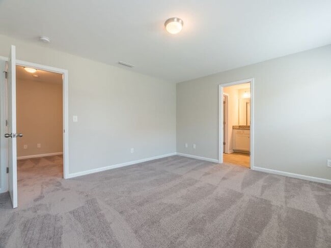 Building Photo - Beautiful 3BD/2.5BTH End Unit Townhome in ...