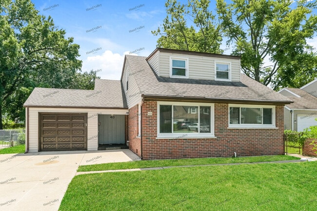 Primary Photo - 40 St Walter Ln