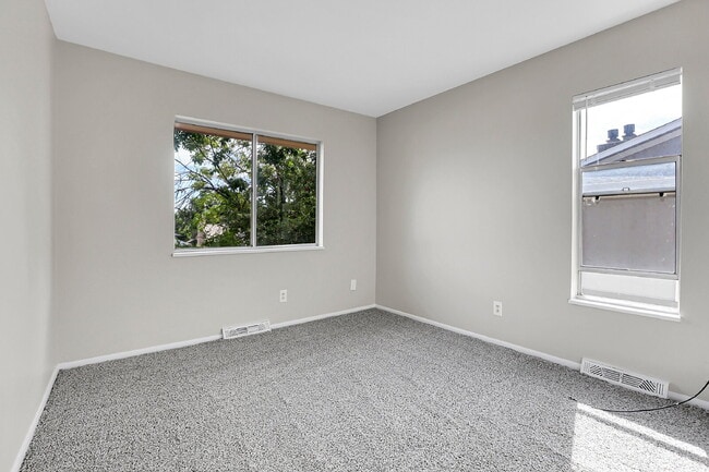 Building Photo - $2,600.00, 3-bed, 2.5-bath, located in Lak...