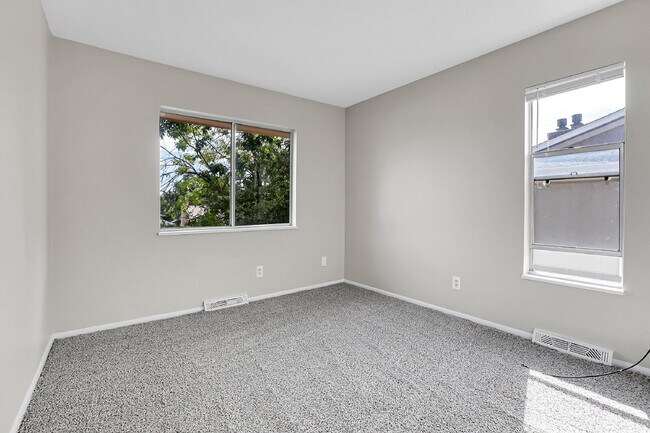 Building Photo - $2,950.00, 3-bed, 2.5-bath, located in Lak...