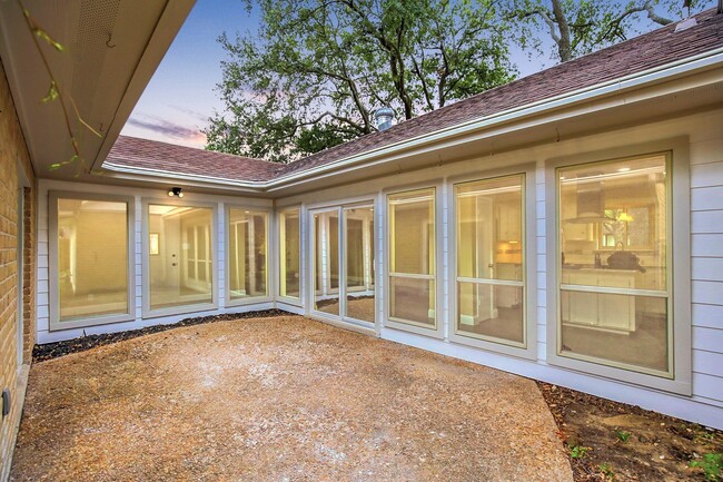 Building Photo - 2203 Briarview Dr