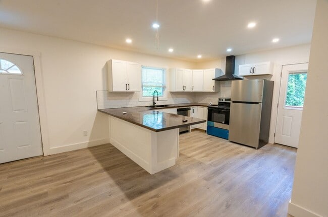 Building Photo - 3822 Bakers Ferry Rd SW