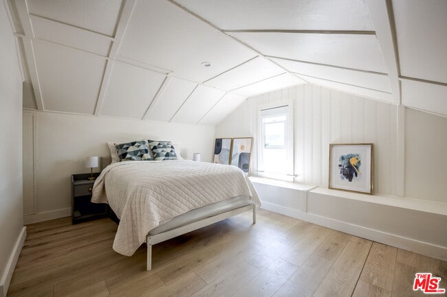 Building Photo - 4616 Rosewood Ave